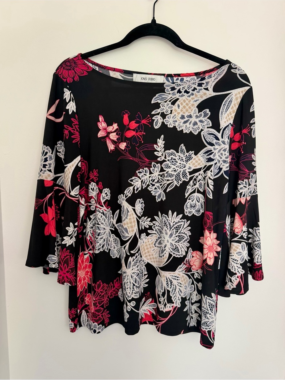 NWT Jones Studio Floral Bell Sleeve Top – Size Medium